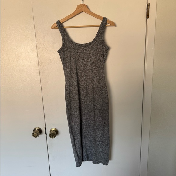 NWOT Vuori halo midi dress - Picture 5 of 6